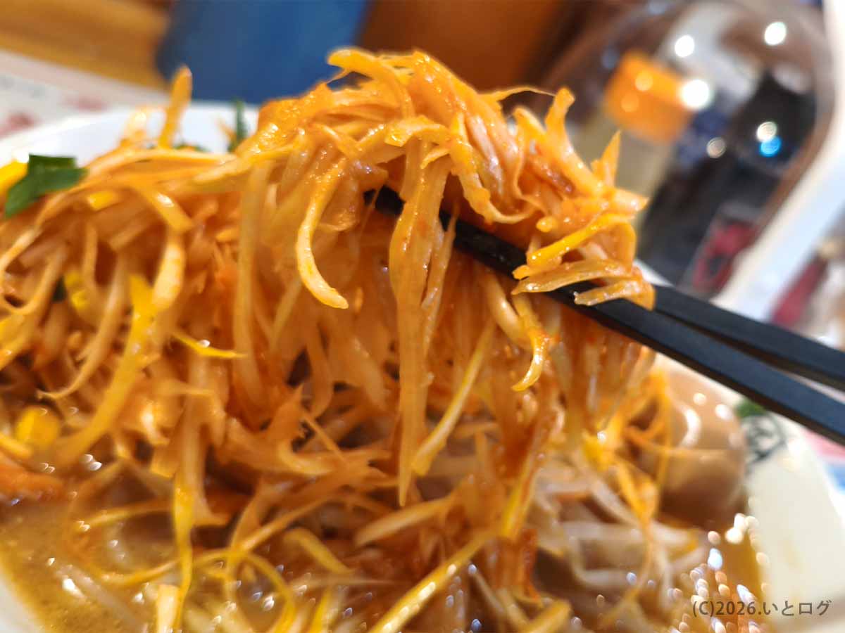 おおぎやラーメン更埴店の味噌ラーメンにたっぷり盛られた辛ネギ