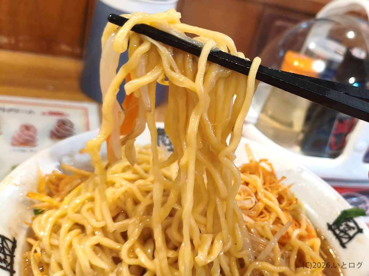 おおぎやラーメン更埴店の味噌スープを絡めた太めの麺