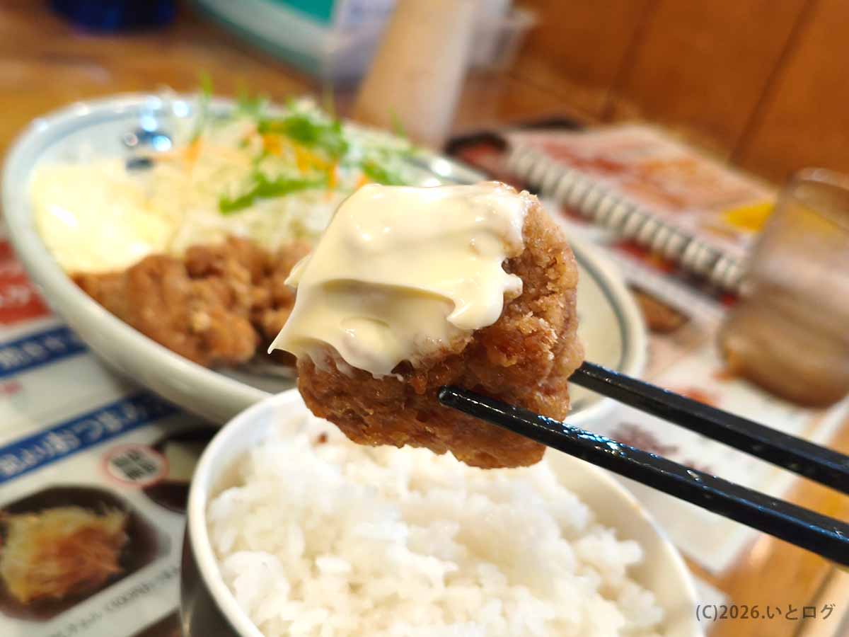 おおぎやラーメン更埴店で注文した唐揚げをマヨネーズにつけて食べる様子