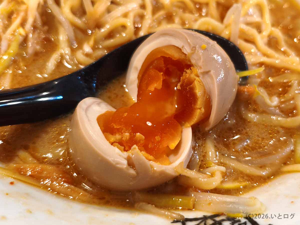 おおぎやラーメン更埴店の味噌ラーメンにトッピングした半熟の味玉