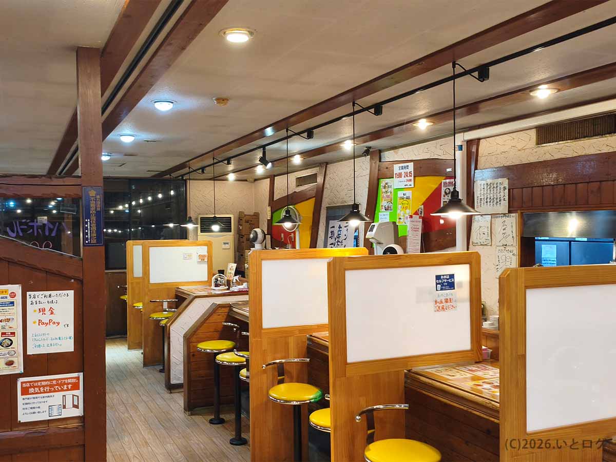 長野県千曲市のおおぎやラーメン更埴店のカウンター席を中心とした店内