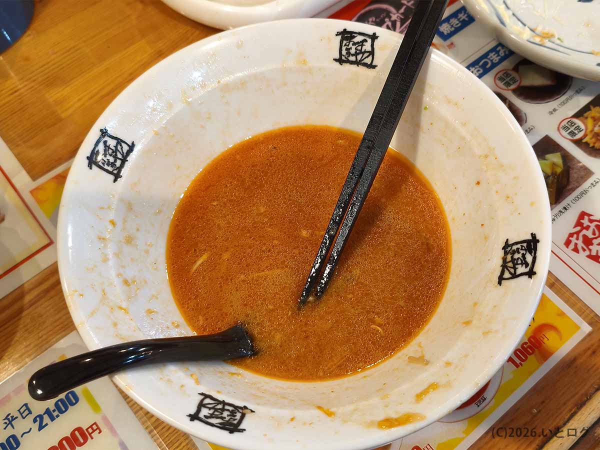 おおぎやラーメン更埴店で味噌ラーメンを食べ進めたあとの丼とスープ