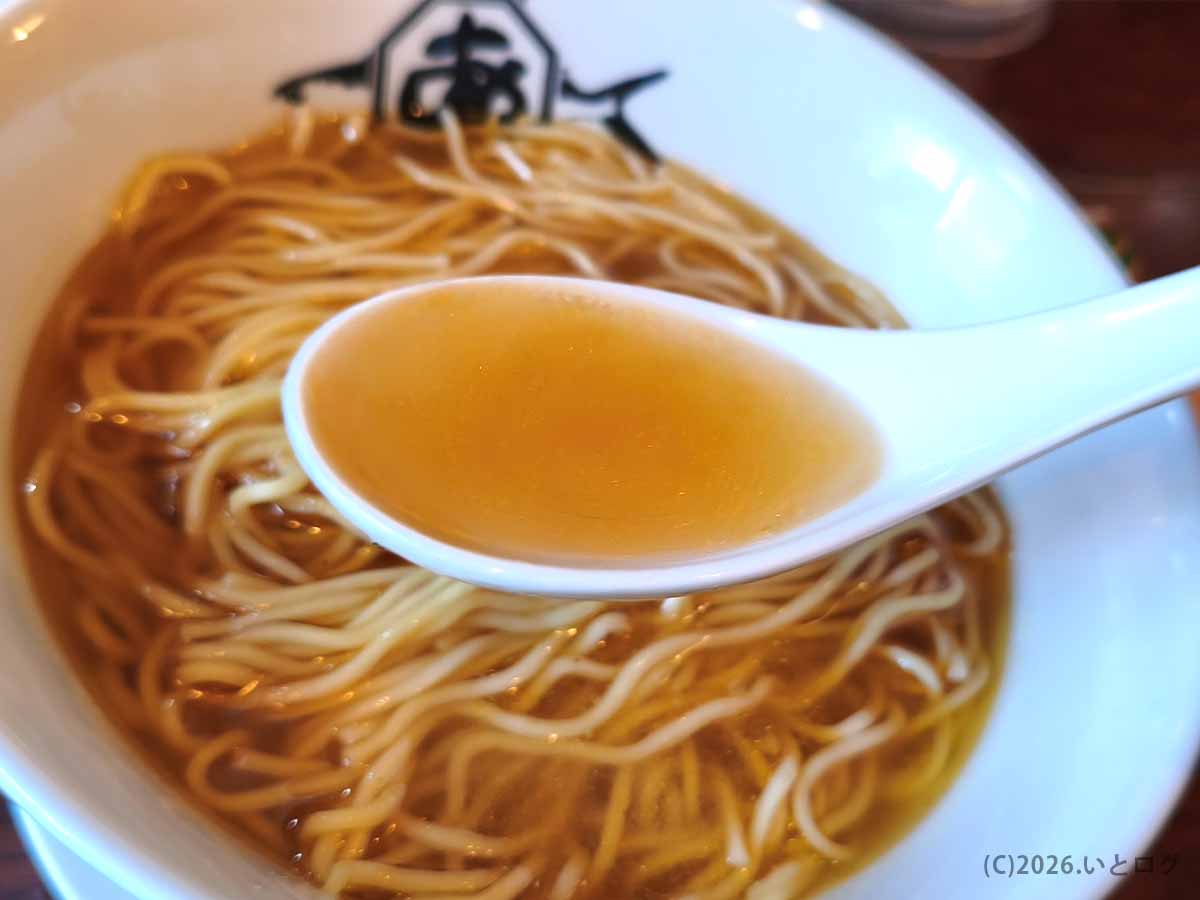 麺屋あごすけの鶏塩上湯麺で味わう澄んだ黄金色のスープ