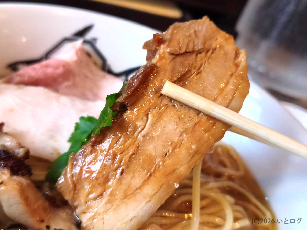 麺屋あごすけのラーメンに添えられた厚みのある豚チャーシュー