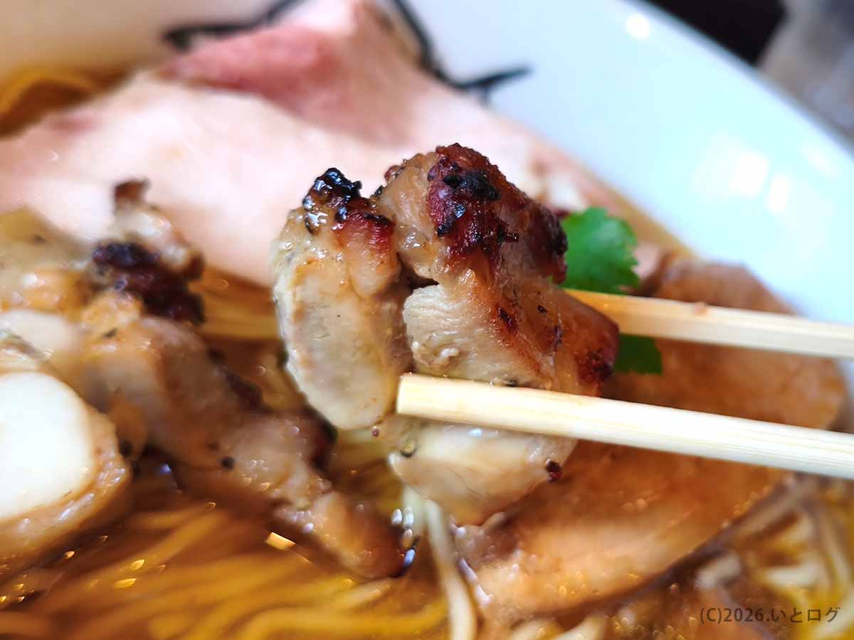麺屋あごすけ鶏塩上湯麺に添えられる焼き目の付いた鶏チャーシュー