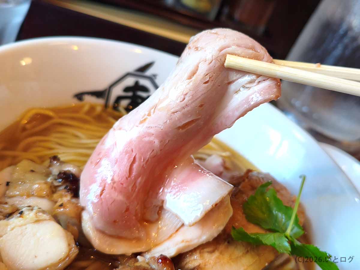 麺屋あごすけのラーメンに添えられたピンク色の薄切りチャーシュー