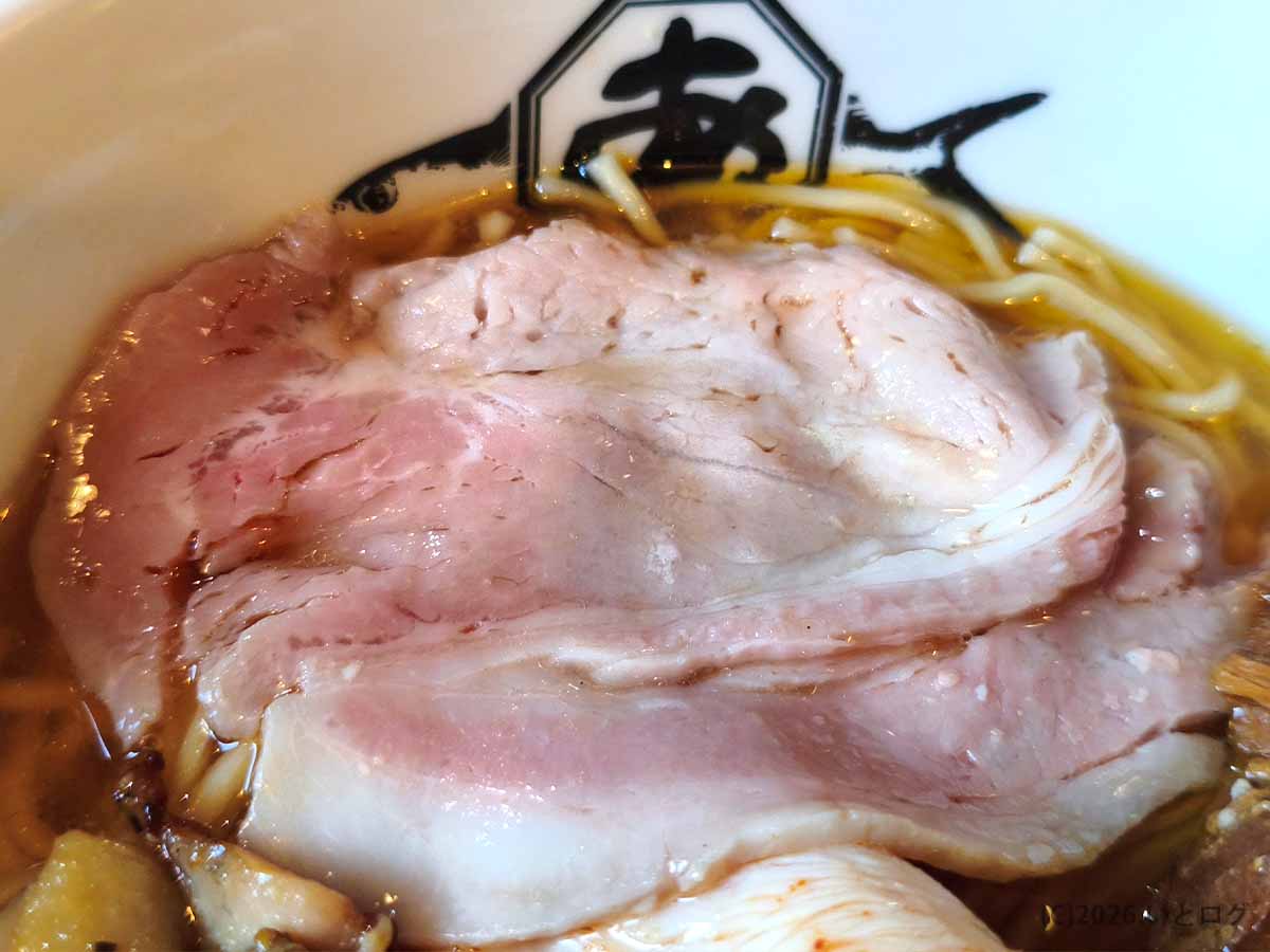 麺屋あごすけのラーメンに盛られた豚肉と鶏肉の複数種類のチャーシュー