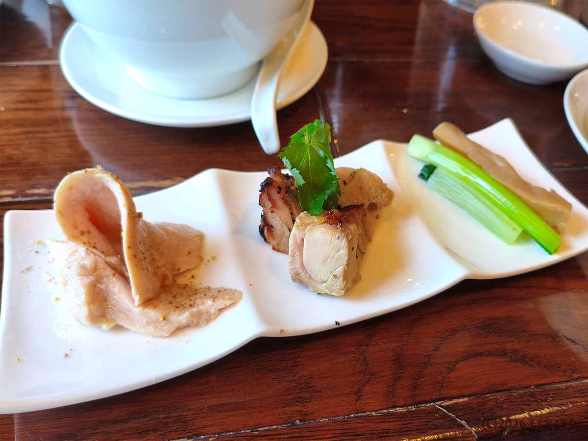 麺屋あごすけ鶏塩上湯麺の鶏チャーシューや青菜、メンマなどの別皿トッピング