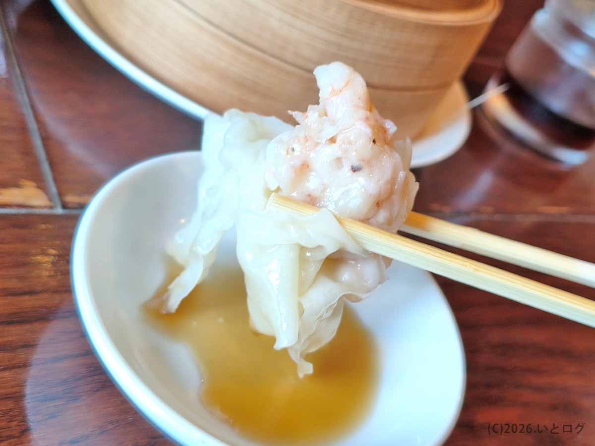 麺屋あごすけのサイドメニューで提供される具材たっぷりのえびワンタン