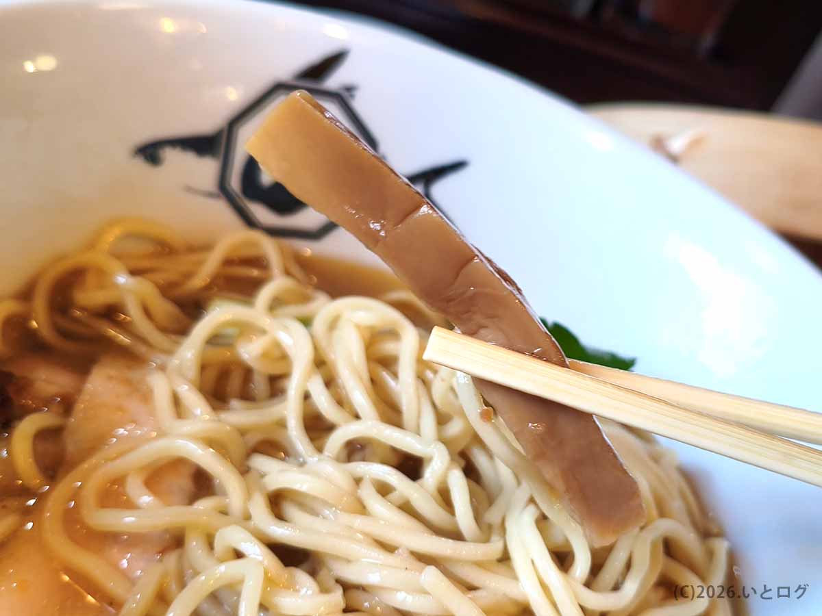 麺屋あごすけの鶏塩上湯麺に添えられた大きなメンマ