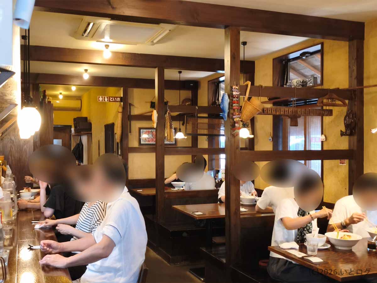 新潟県上越市の麺屋あごすけ店内にあるカウンター席とテーブル席