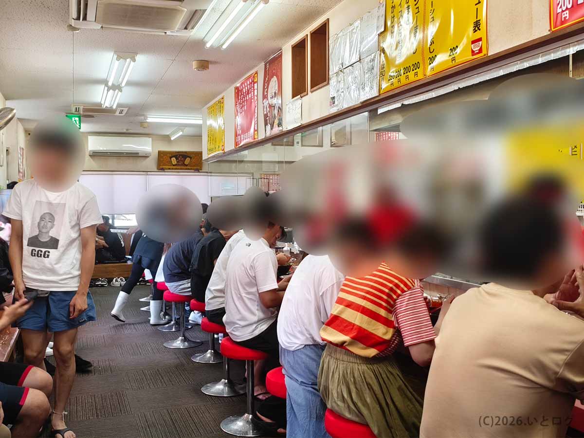 新潟県上越市の家系ラーメン店「上越家」の店内とカウンター席の様子