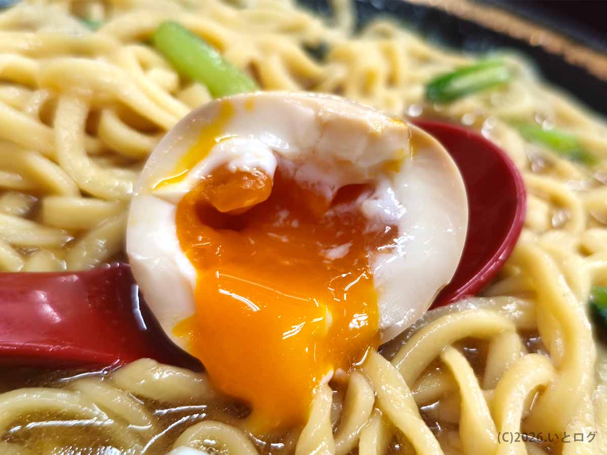 上越家のラーメンにトッピングした黄身がとろける味付玉子