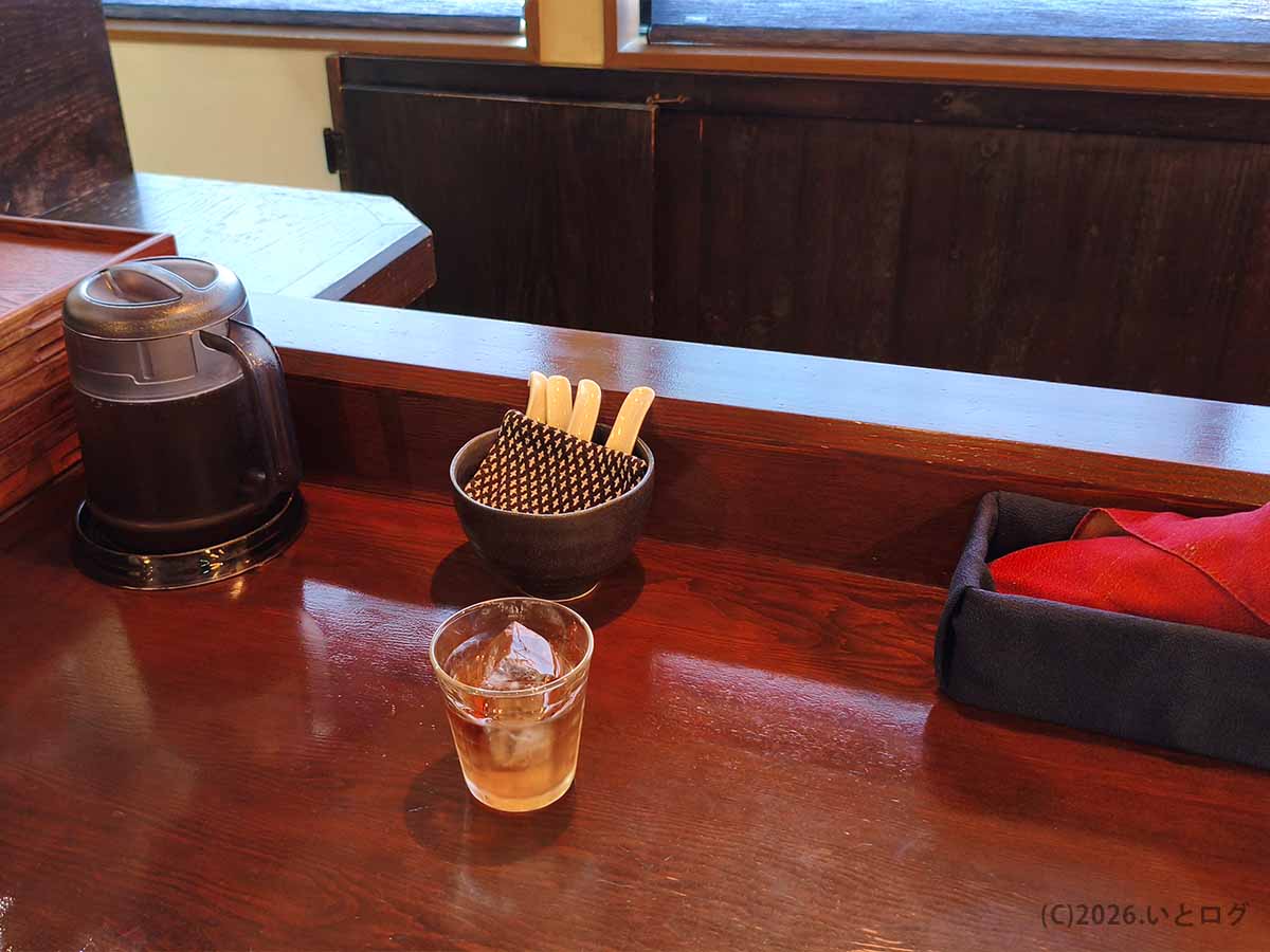 長岡市のラーメン店「いち井」の木を基調とした店内カウンター席