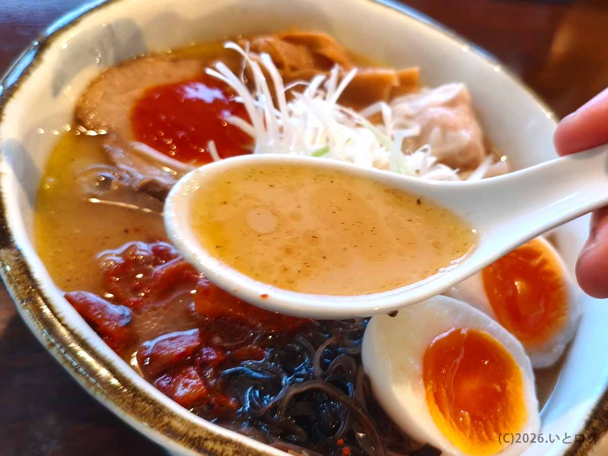 長岡「いち井」の焼きあごと豚骨を合わせたまろやかな塩ラーメンのスープ