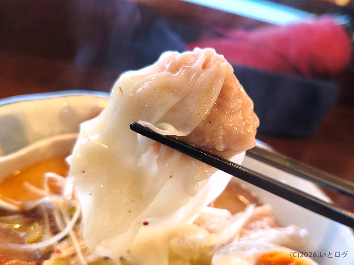 長岡「いち井」の塩ラーメンにトッピングした具入りの海老わんたん