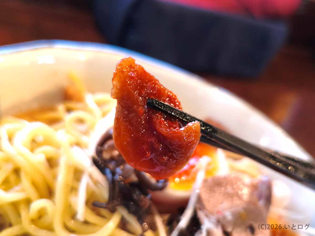 長岡「いち井」の塩ラーメンに添えられた赤いトッピング
