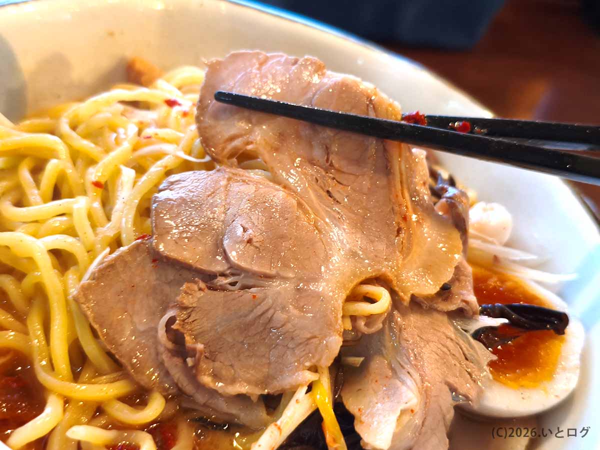 長岡「いち井」の塩ラーメンに盛り付けられたしっとりとしたチャーシュー