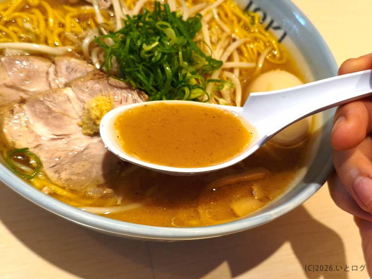 千歳の人気ラーメン店IOrIの味噌ラーメン。レンゲにすくった茶褐色のスープには細かな油が浮かび、濃厚そうな仕上がり。
