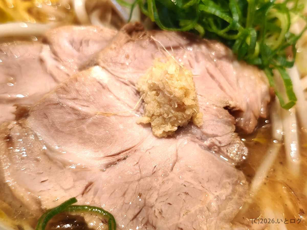 IOrI(いおり)の味噌ラーメンに盛り付けられた大判チャーシュー。肉の中央にはすりおろし生姜が添えられている。