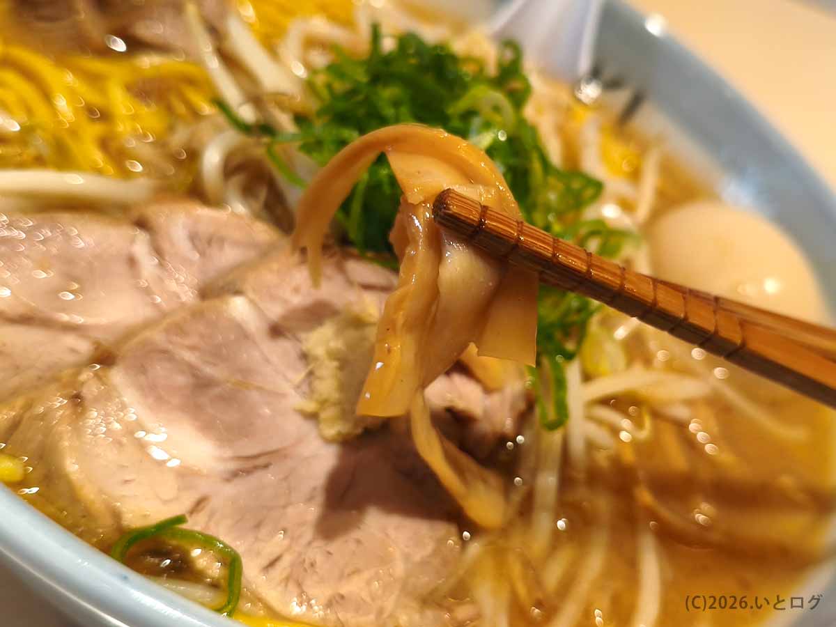 北海道千歳市のIOrIで提供される味噌ラーメンのメンマ。茶色いメンマを箸で持ち上げた様子。