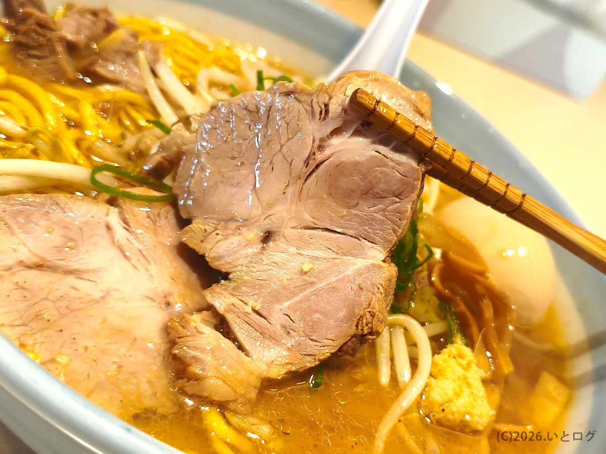 千歳のラーメン店いおりの味噌ラーメン。箸で持ち上げた厚切りチャーシューの肉質や脂身が確認できる。