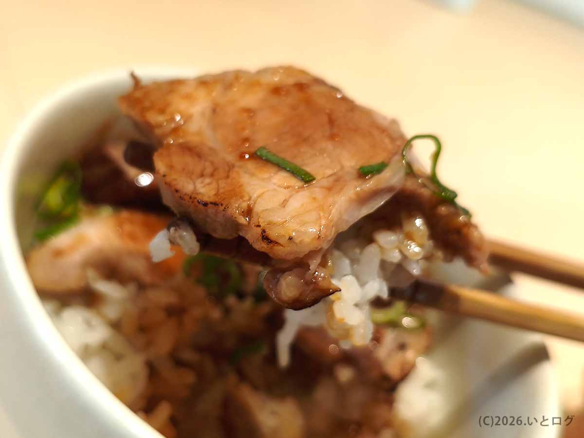 千歳のラーメン店IOrI(イオリ)のチャーシュー丼。タレをまとったチャーシューと白米を箸で持ち上げた様子。