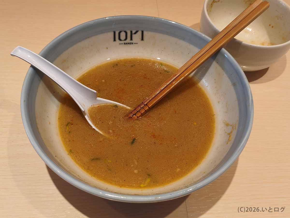 千歳市IOrIの味噌ラーメンを食べ終えた丼。底に残った味噌スープとレンゲ、箸、丼の内側に描かれた店名ロゴ。