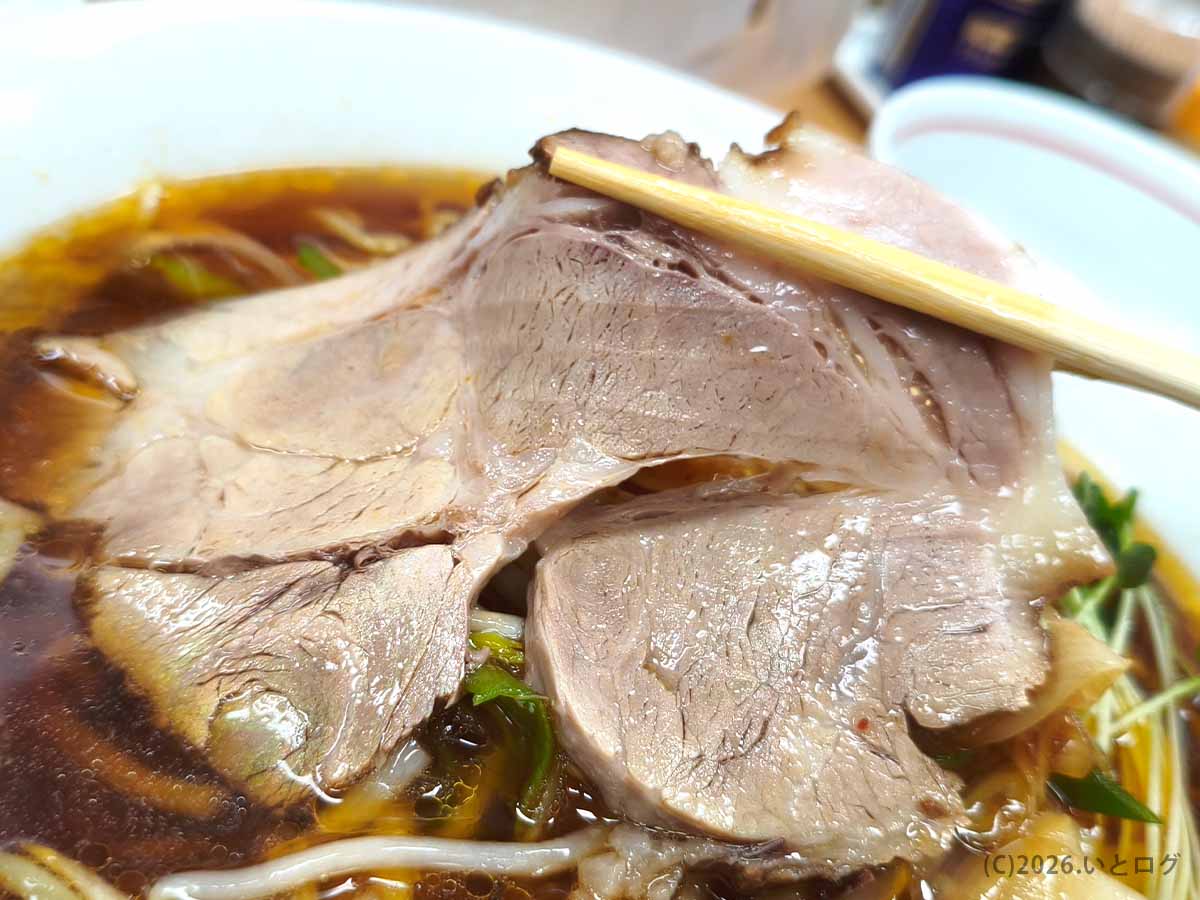 帯広のラーメンみすゞのチャーシュー。箸で持ち上げた大判の豚肉が重なり、しっとりとした断面や脂身が見える