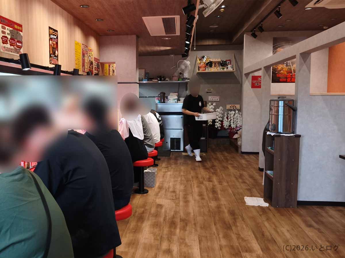 王道乃印 秀道家の店内の様子。赤いカウンター席を中心とした倉敷市の家系ラーメン店