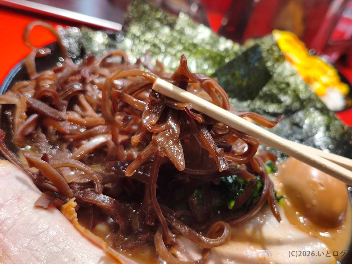 王道乃印 秀道家の家系ラーメンにたっぷり盛られたコリコリ食感のきくらげトッピング