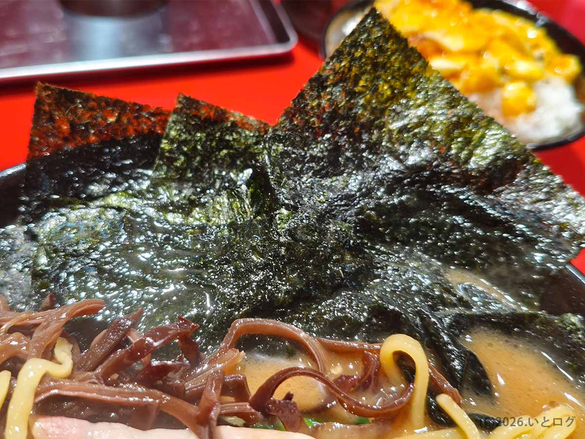 王道乃印 秀道家の家系ラーメンに並ぶ大判の海苔。奥にはおすすめのライスメニューも見える