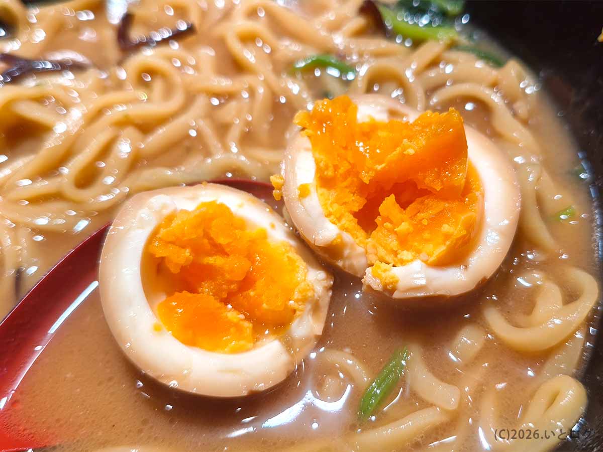 王道乃印 秀道家の家系ラーメンに入った半熟の味玉を半分に割った様子