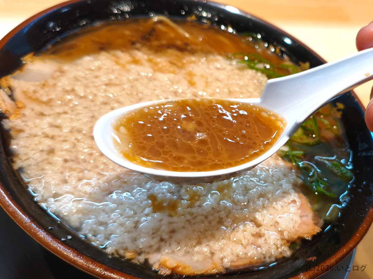 あなたの心を鷲掴み ほぼ博多本店の骨濃厚とんこつの茶褐色で濃厚な豚骨スープ