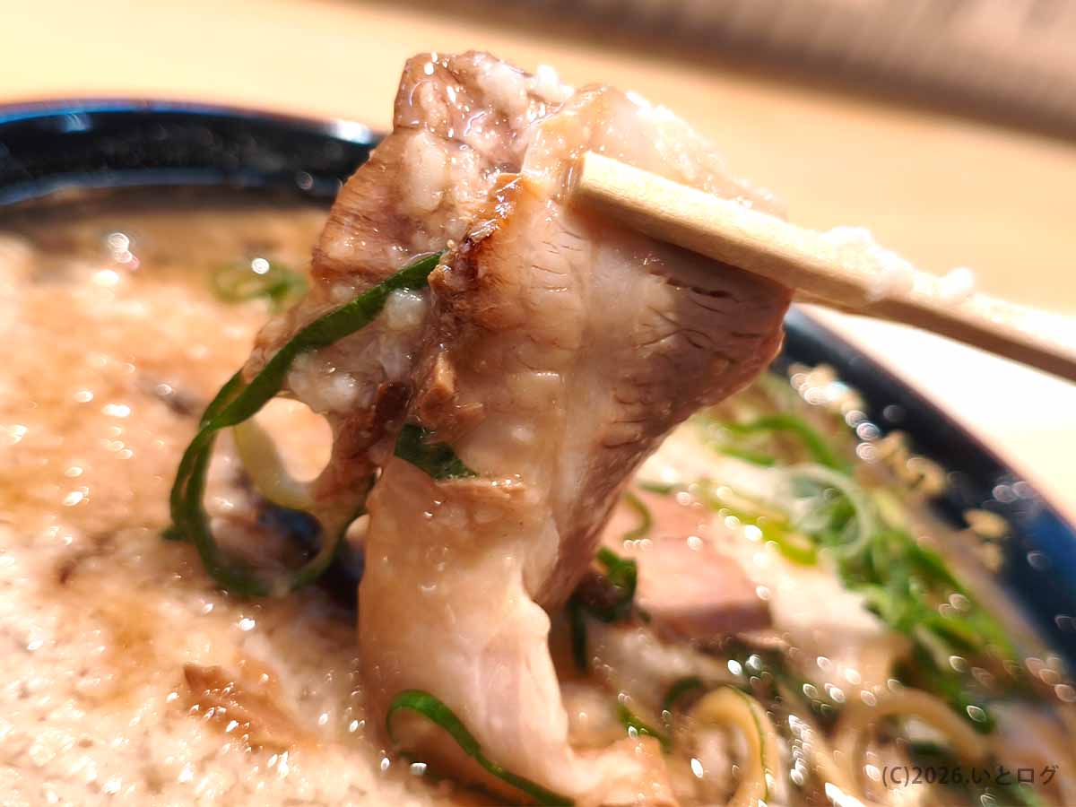 春日市「あなたの心を鷲掴み ほぼ博多本店」の骨濃厚とんこつに入ったチャーシュー