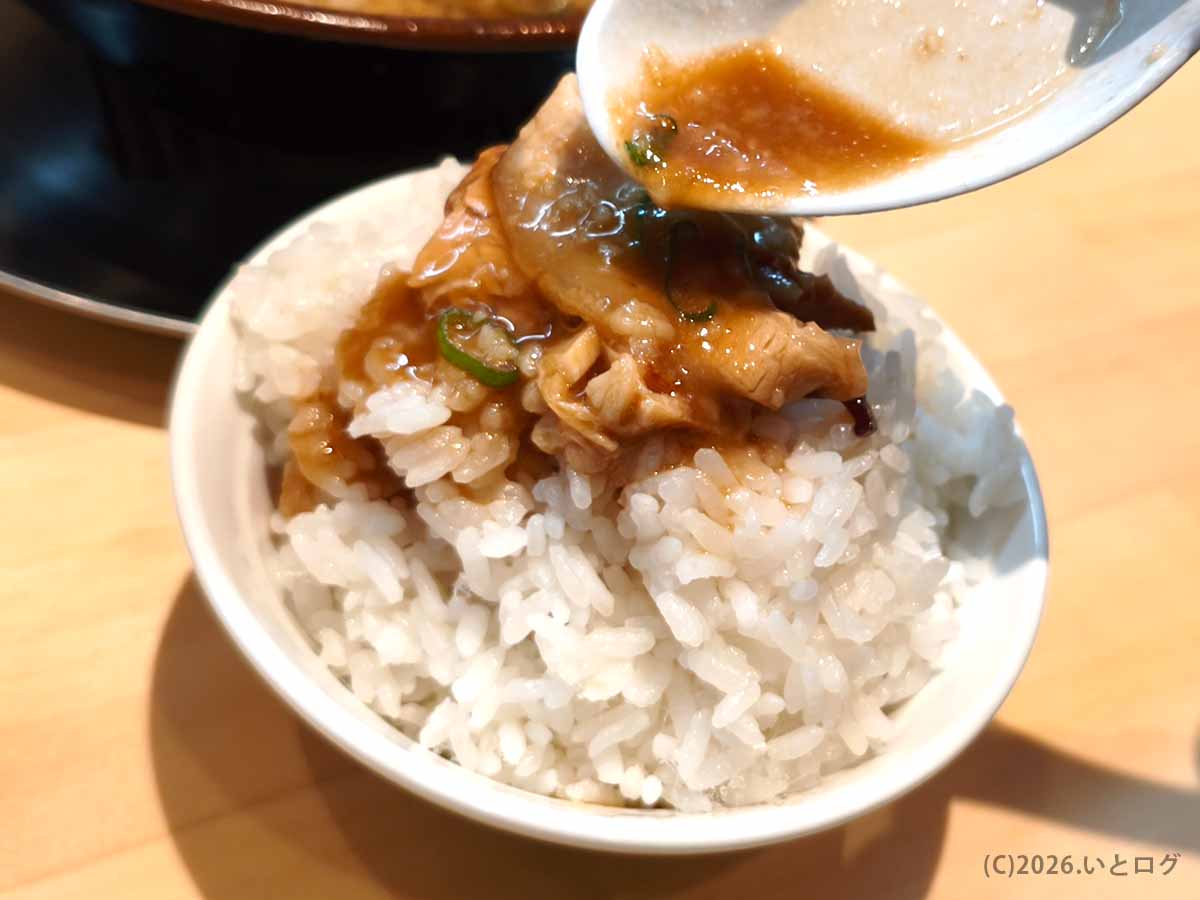あなたの心を鷲掴みのチャーシューをごはんにのせ濃厚な豚骨スープをかけて食べる様子