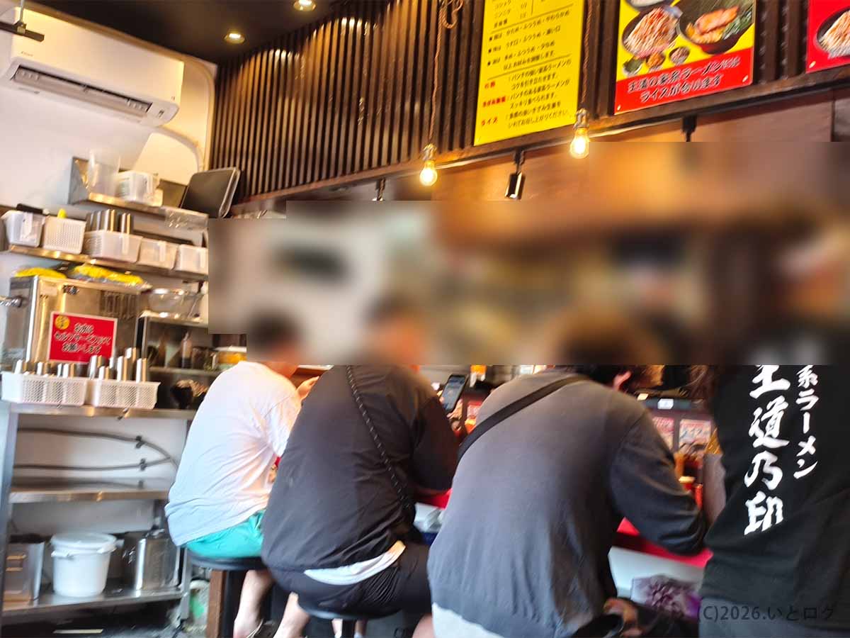 大阪市北区の王道乃印 天神家の店内。カウンター席を中心に多くの客でにぎわう様子