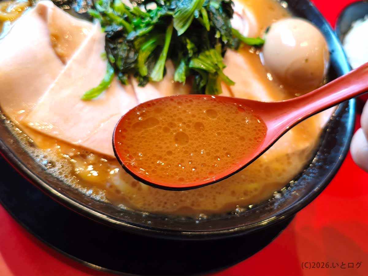 大阪・天満の王道乃印 天神家で味わった家系ラーメンの濃厚な豚骨醤油スープ