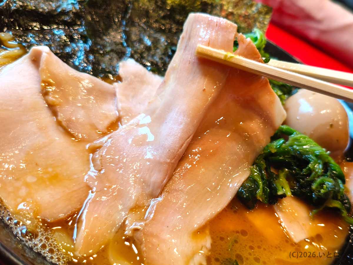 天神橋筋六丁目の家系ラーメン店「王道乃印 天神家」で提供された薄切りチャーシュー