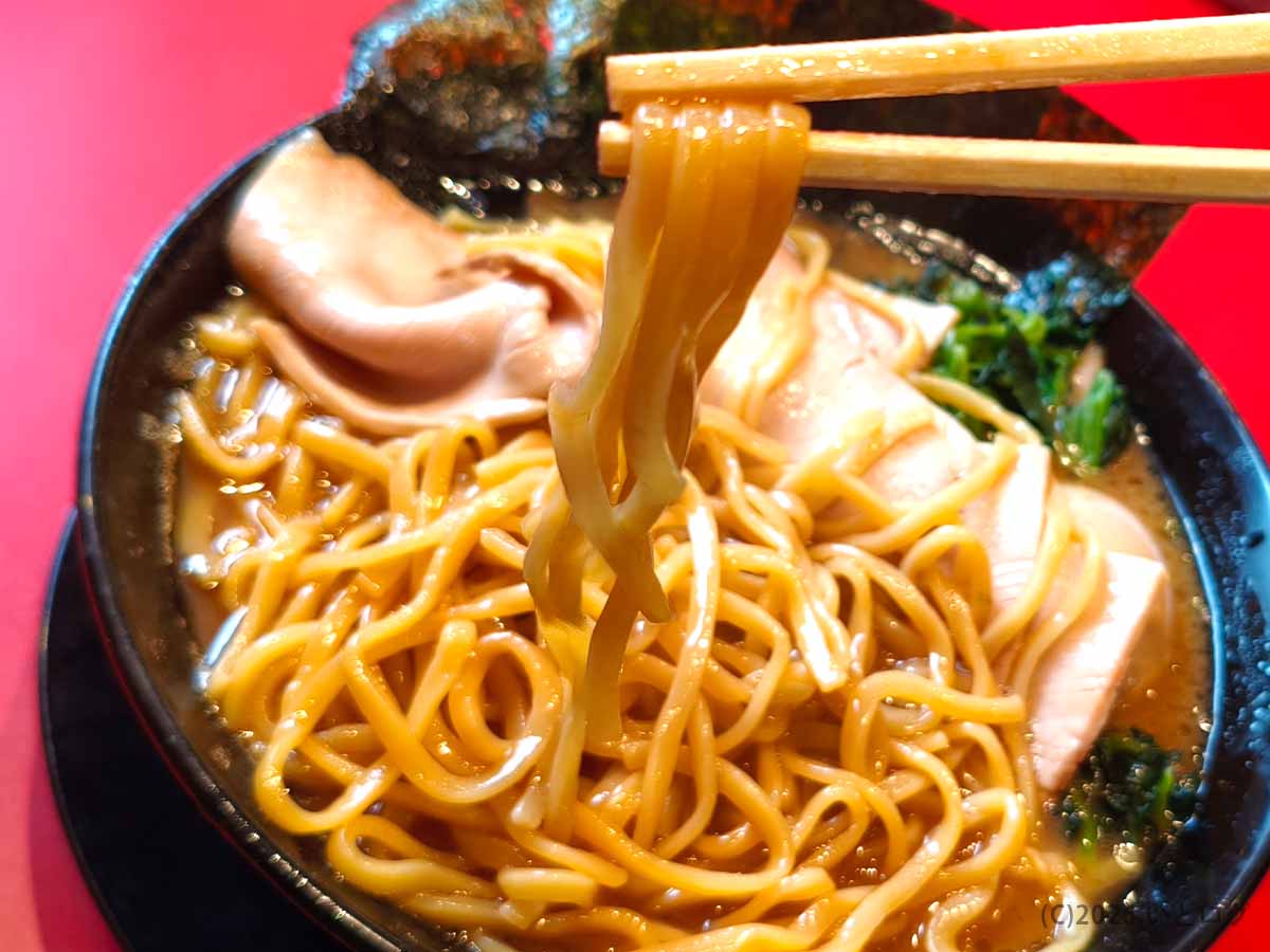大阪の王道乃印 天神家で味わった豚骨醤油スープをまとった家系ラーメンの太麺