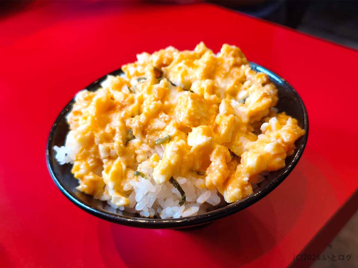 王道乃印 天神家のご飯メニュー「玉子まぶし」。白飯の上に味付けされた玉子をたっぷりのせた一杯