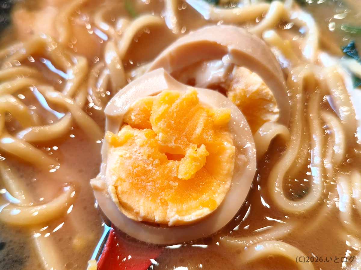 王道乃印 天神家の家系ラーメンにトッピングされた黄身が半熟に仕上がった味玉