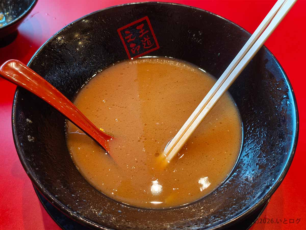 大阪・天満の王道乃印 天神家でラーメンを食べ進めた後に残った濃厚な豚骨醤油スープ