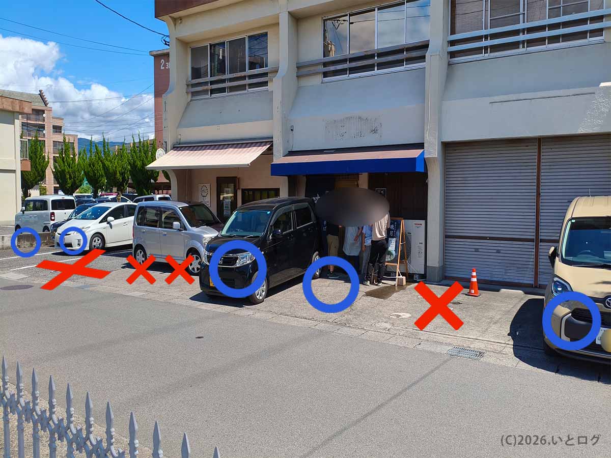 鶏出汁中華そば 暁月の店舗前と大里駐車場にある専用駐車区画の案内
