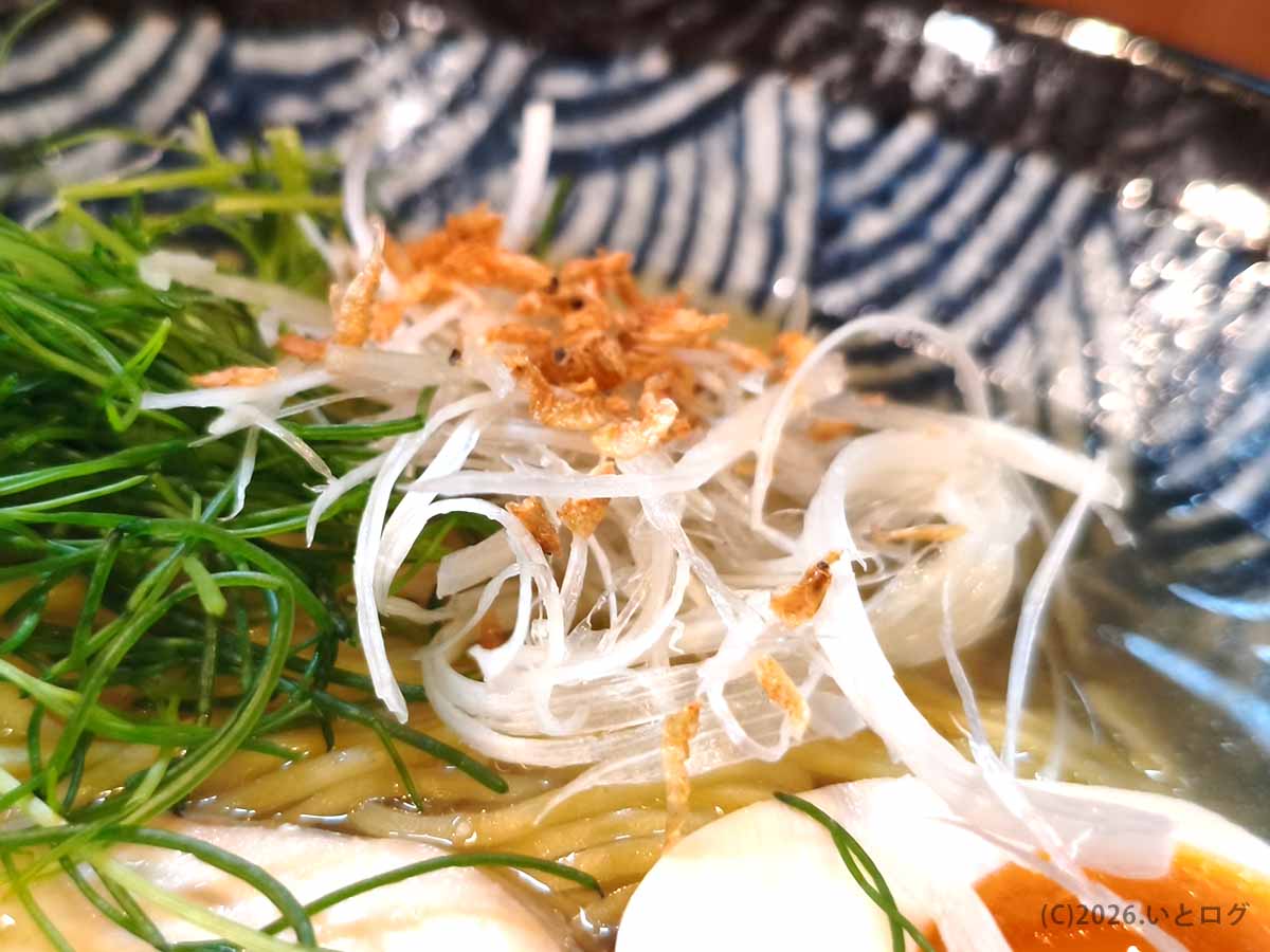 暁月の塩ラーメンにトッピングされた白ねぎと干しオキアミ