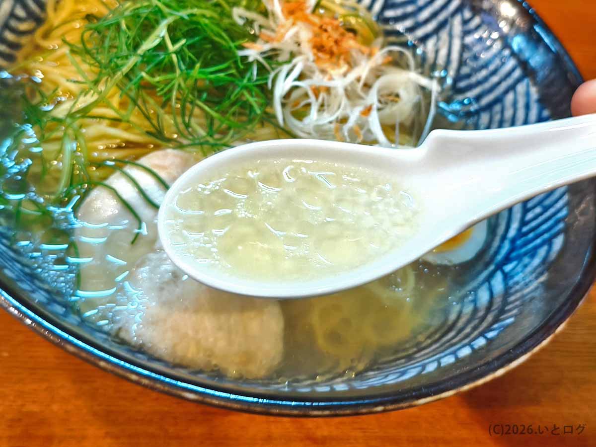 鶏の旨味を感じる澄んだスープが特徴の暁月の白醤油ラーメン