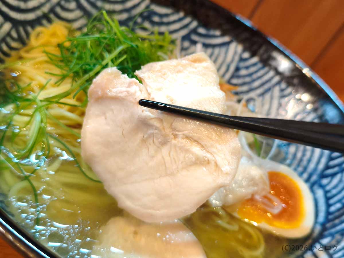しっとりとした鶏チャーシューが入った甲府の暁月の塩ラーメン