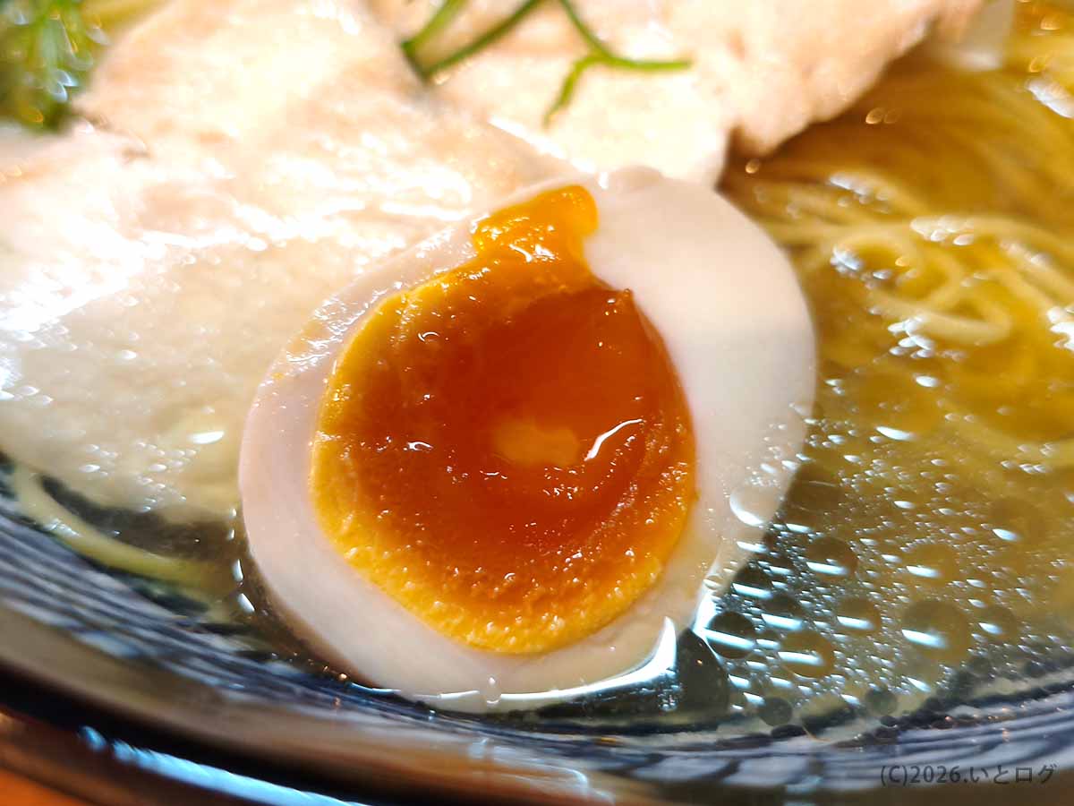 黄身が濃厚な半熟味玉をトッピングした鶏出汁中華そば 暁月の塩ラーメン