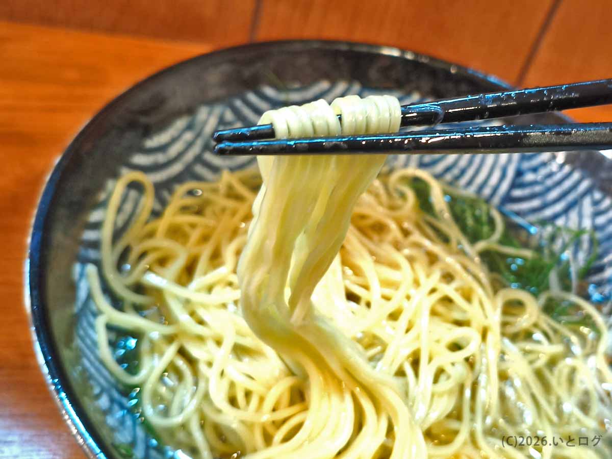 鶏清湯の塩スープに合わせた鶏出汁中華そば 暁月の細麺