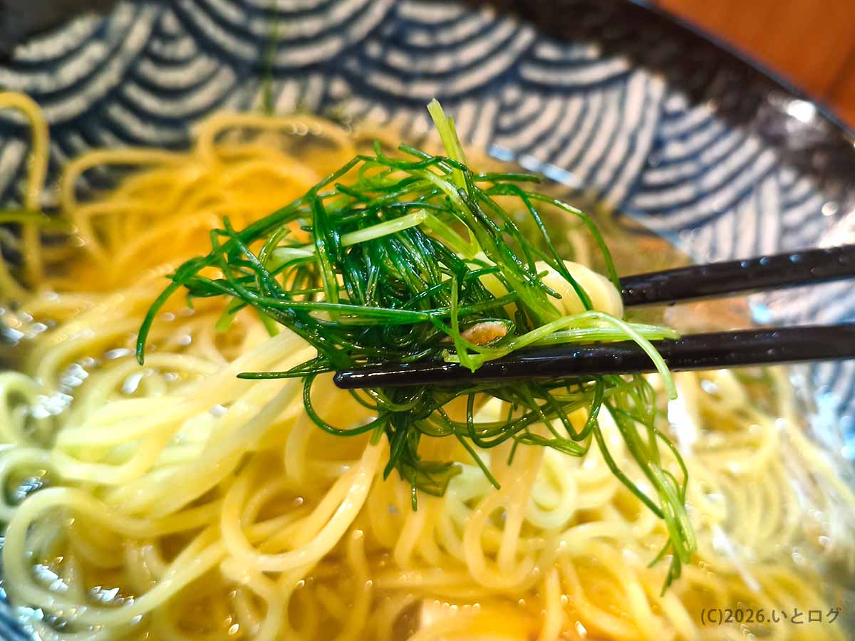 たっぷりのおかひじきが盛られた暁月の白醤油